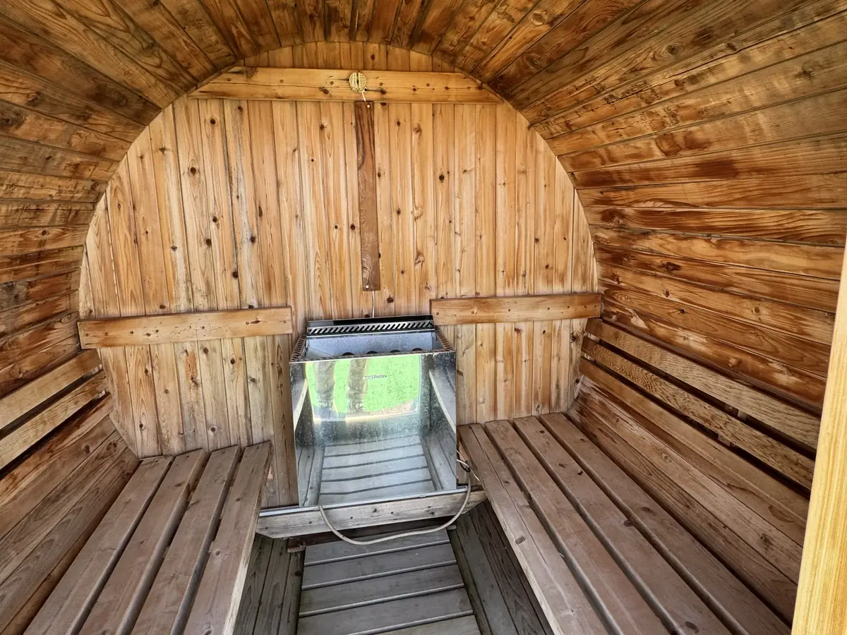 L’interno della sauna a botte, con le panche in legno
