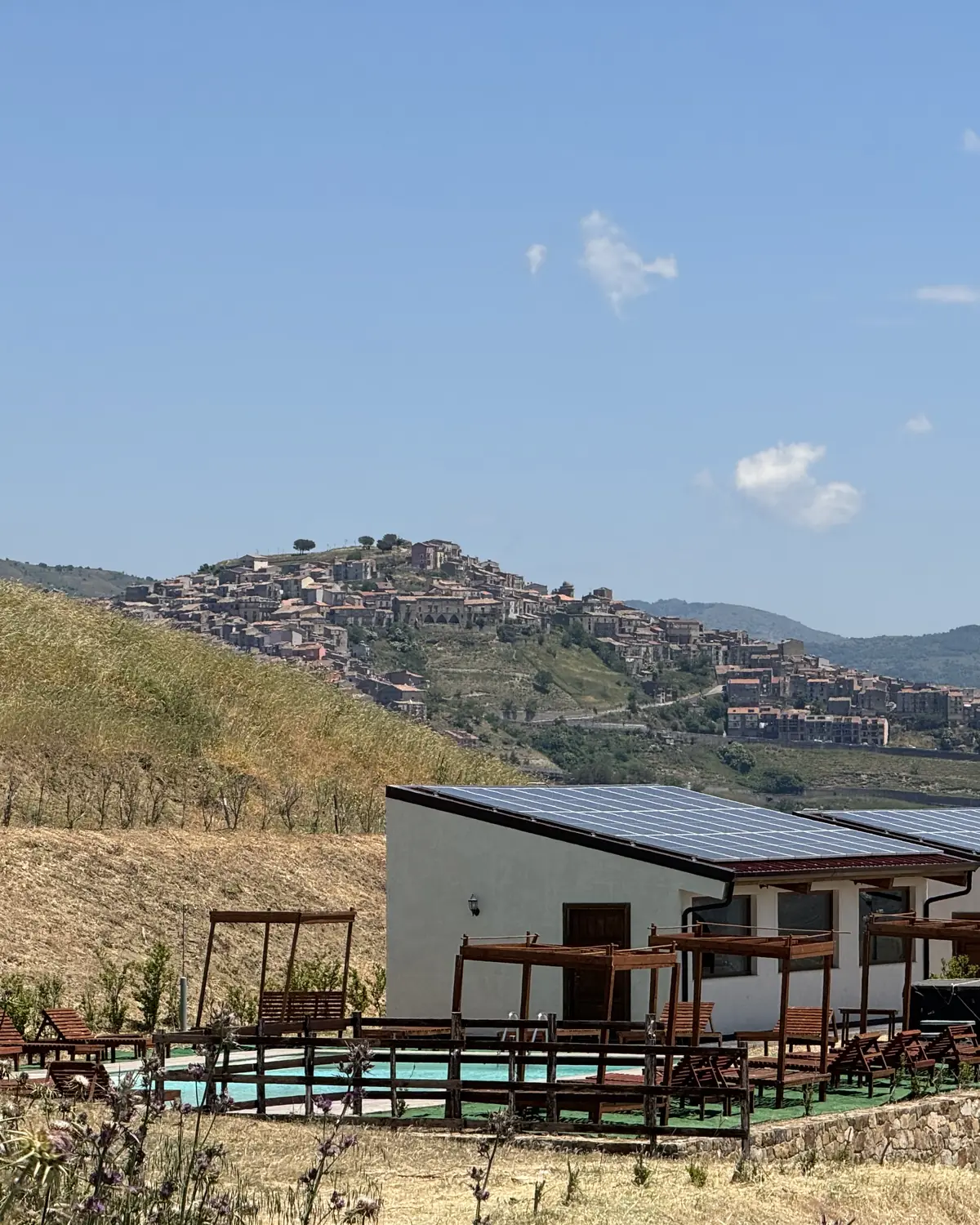 Il crinale sopra Cerami: i recinti, la piscina e le case dell’azienda, il paese sullo sfondo