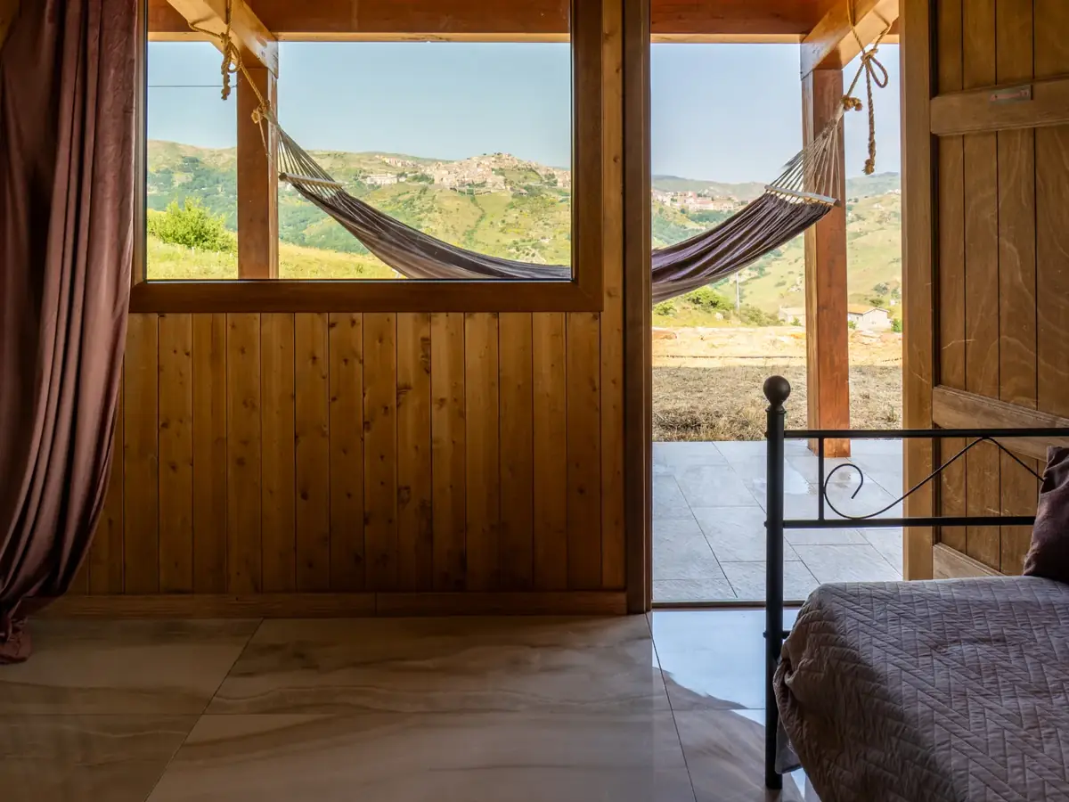 Suite Bungalow: l’amaca appesa davanti alla finestra, con la campagna dietro