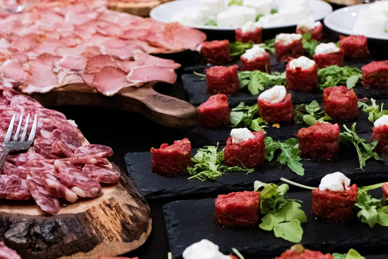 Taglieri di salumi e tartare sulla tavola