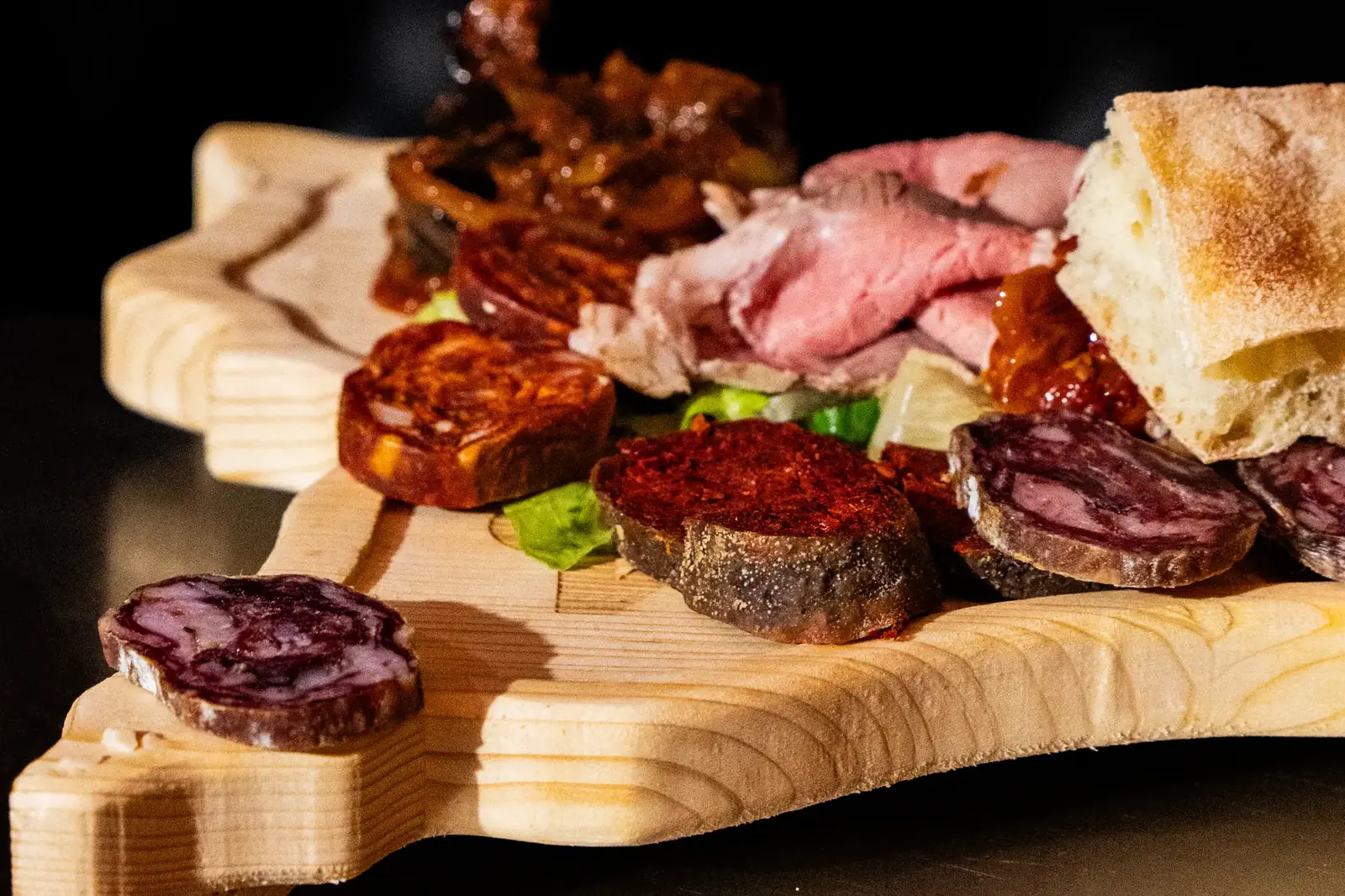 Tagliere di salumi, arrosto e focaccia