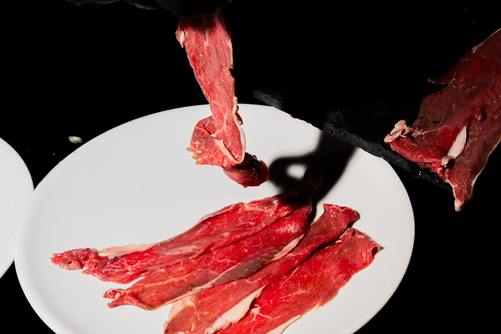 Fette di carne cruda posate sul piatto
