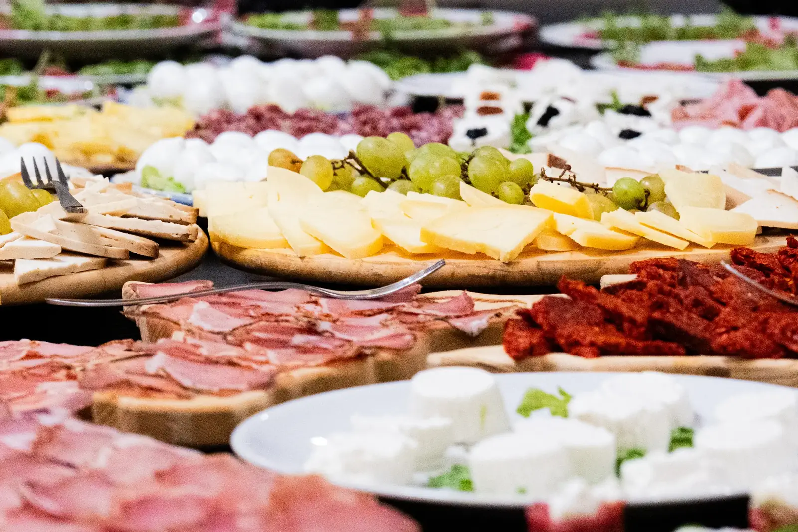 Formaggi a fette, ricottine e uva sulla tavola