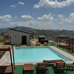La piscina dell’agriturismo con il bungalow e i Nebrodi