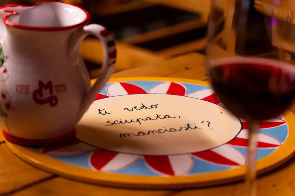La brocca di ceramica con la M e un piatto scritto a mano: «ti vedo sciupata, manciasti?»