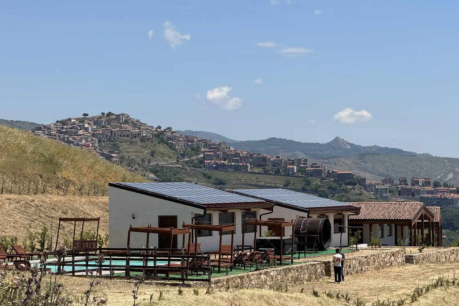 Ristomacelleria siciliana MonteSoprano: il crinale di Cerami con i recinti e le camere dell’agriturismo, il paese sullo sfondo