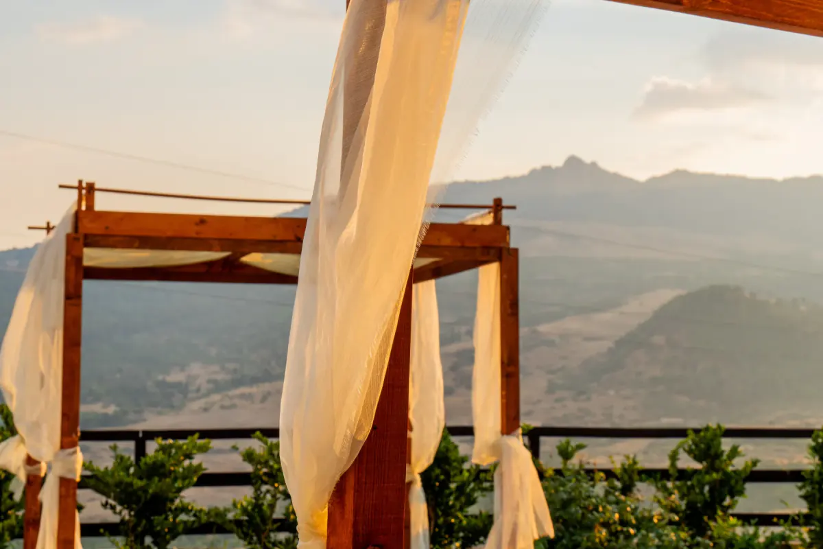 Zona relax e wellness con pergola vista monti