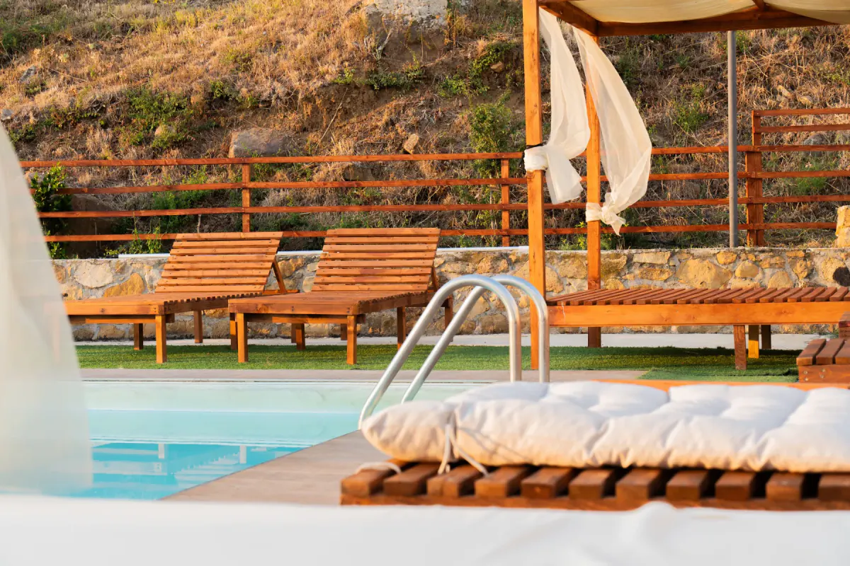 Deck della piscina al tramonto