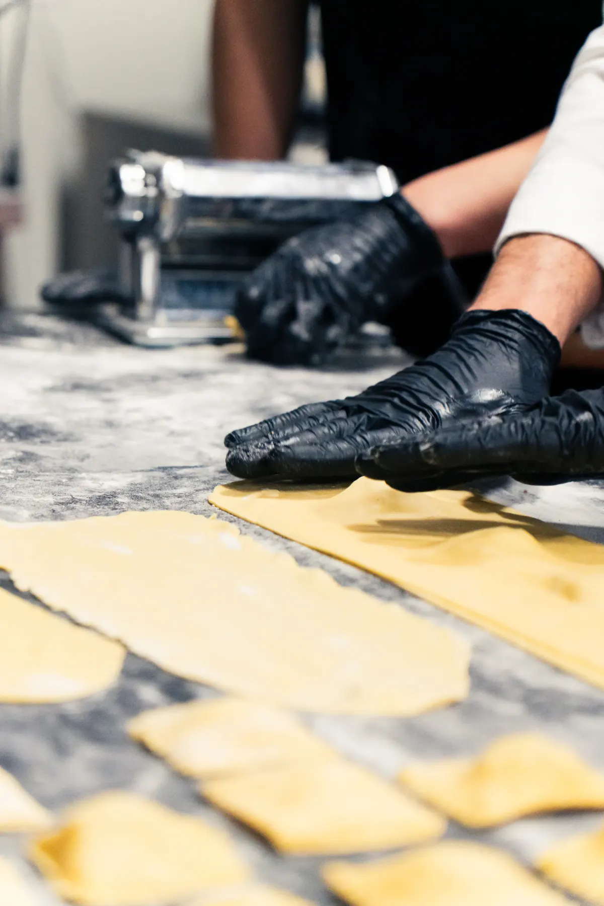 Mani che preparano pasta fresca artigianale