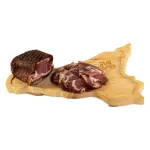Capocollo con Suino Nero dei Nebrodi: Capocollo MonteSoprano intero e a fette su tagliere di legno