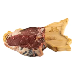 Fiorentina di Bovino MonteSoprano con osso a T, cruda, su tagliere di legno