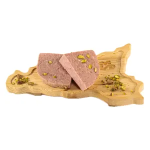 Mortadella di suino nero: Mortadella con Suino Nero MonteSoprano a fette con pistacchi su tagliere di legno