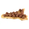 Polpettine di Bovino MonteSoprano: polpette crude con cubetti di formaggio su tagliere di legno