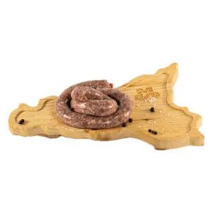 Salsiccia di suino nero dei nebrodi: Salsiccia MonteSoprano a spirale con pepe in grani e sale grosso su tagliere di legno