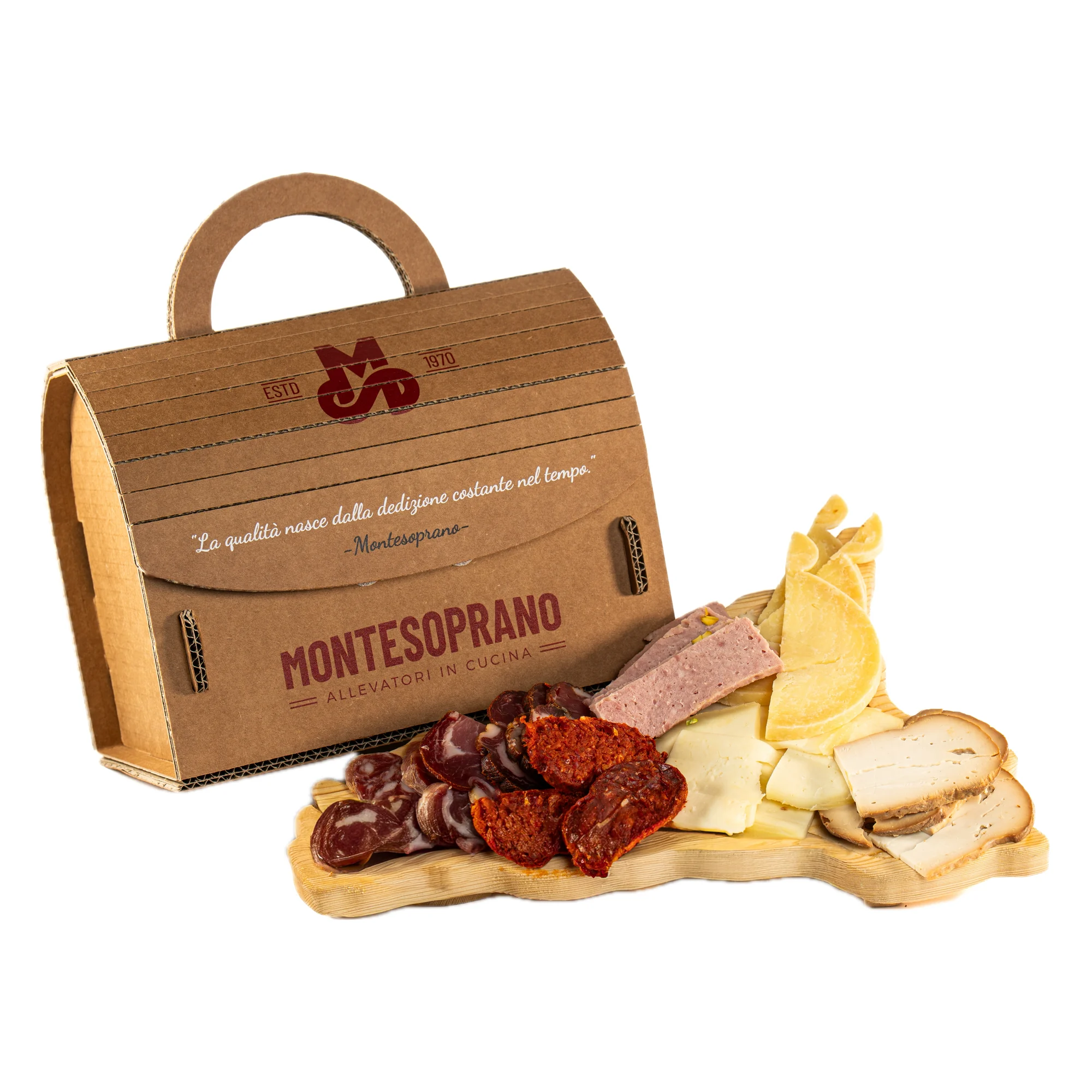 Box degustazione siciliana: bag di cartone inclinata con salumi e formaggi su tagliere di legno
