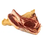 Costata di Bovino MonteSoprano con osso, cruda, su tagliere di legno