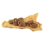 Polpettine al limone: Polpettine al Limone MonteSoprano con prezzemolo e cubetti di formaggio su tagliere di legno