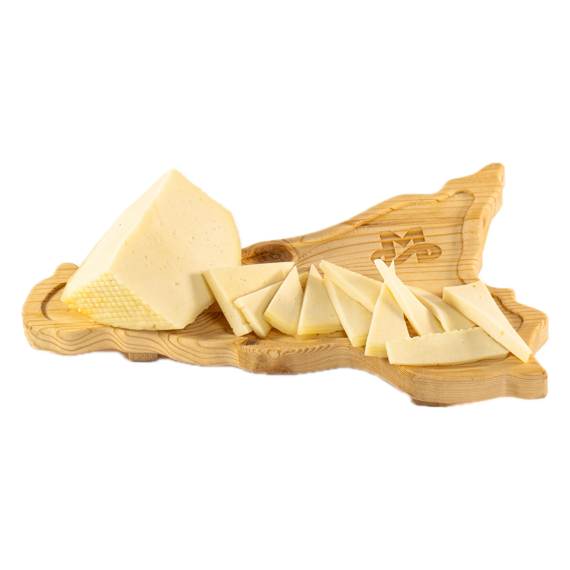 Primo sale di pecora: spicchio e triangoli su tagliere di legno